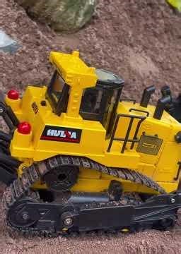 RC Bulldozer in Action – So Realistic!