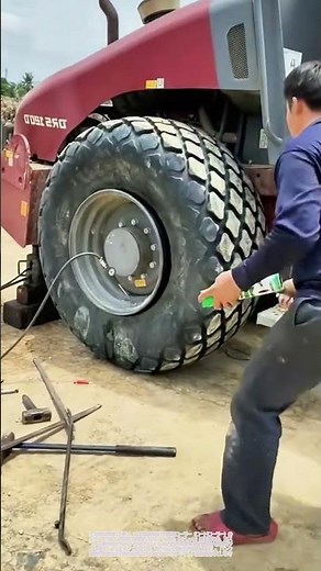 圧倒的スケール！超大型ロードローラーのタイヤエア漏れ精密点検工程 #worker #process #maintenance #heavyequipment #tire