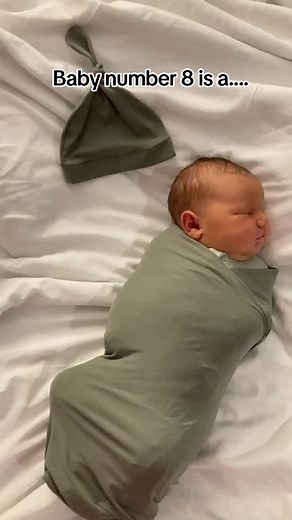 We waited 9 long months to find out babys gender... We only told a few family members and friends we were even expecting again. What a beautiful surprise!! Baby number 8 is a 💫🩷 baby girl 😍 #Secret #SurprisePregnancy #GenderReveal #BabyTok #MomTok #PregnancyAfterLoss #PAL #PotOfGold #LatePost