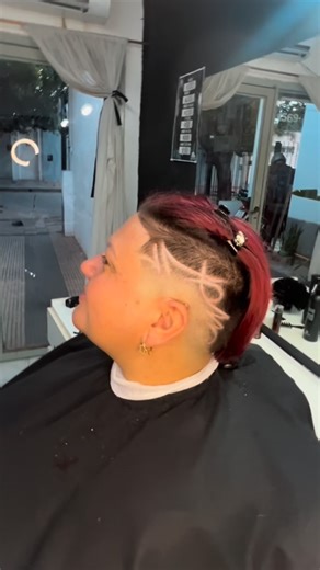 Barberia Nueva Roma on Instagram: "El antes y despues de los detalles con navaja en tu diseño🙌 Y vos? Cuando te animas a hacer ese cambio de look?💯 Agradecimiento especial a @solcitogige que siempre se copa con mis diseños🫶🫶"