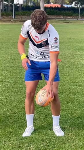 Making the footy feel like it’s an extension of your hand 🤚. Coaches tip …During the single handed drills double the bands up on one wrist then back onto both wrists as you progress to Catch /Pass drills , this keeps the session and focus flowing . We also recommend keeping the bands on one wrist as you do ball work sessions at full pace , the fluro band provides the target to get the passes in front bringing players onto the ball as well as the muscle memory of getting your hands up to take th