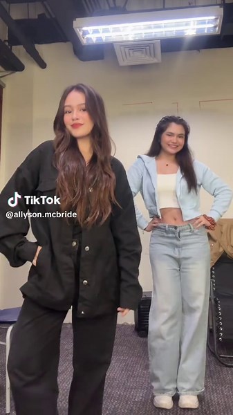 Cat's Hilarious Reaction to Tin Foil Surprise