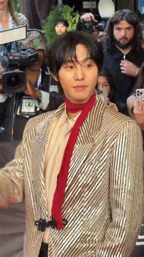 Ahn Hyo-seop is on his way to the #MetGala everybody wish him luck! #AhnHyoSeop #안효섭