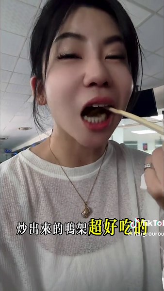 左營真口味烤鴨 | 招牌酸菜炒鸭架 | 台灣美食推薦