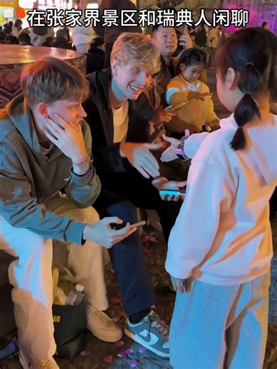 8-year-old Angel chats casually with a Swedish visitor at the Zhangjiajie Scenic Area. Together, they discussed Chinese culture and Chinese history—it was a truly wonderful exchange. After arriving in Zhangjiajie, he met Angel at the Zhangjiajie 72 Qilou! They chatted happily and experienced the warmth and hospitality of the people of Zhangjiajie together. #English #SpokenEnglish #DailyEnglish #EnglishTutor #EnglishLearning