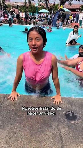Desafío en la Piscina: Divertidos Momentos de Colegialas