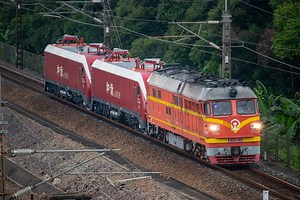 2024.04.27-57139次 本务机车广段DF4B-2613，回送军田修两台广铁广段HXD1D0254 0249，慢速通过平步大桥