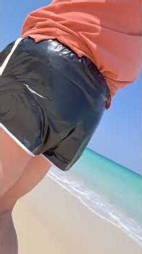 Heißer Strand-Look mit Plastikhosen 🏖️ | PVC Shorts im Fokus