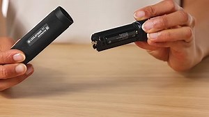 Ledlenser T² Taktische Taschenlampe – 240 Lumen, 180 m Leuchtweite, bis zu 30 Stunden Leuchtdauer, IPX6 Spritzwasserschutz, robustes Aluminiumgehäuse, rutschfeste Diamantstruktur, inkl.3 AAA-Batterien