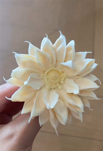 Clay Dahlia Tutorial | Romantic blooms without an oven 🌸 It’s been a while since I last made a dahlia. The whole process is truly so soothing and healing ✨ #clayart #flowers #textureart #clay #floralart