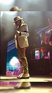 Michael Jackson tenía la antigravedad… yo tengo la salida en caída 😂🕺⚡️ Primero él, después yo, y luego velocidad definición para que vean que sí sirve en el fútbol. Practíquenla y después me cuentan si no salen disparados 😎⚽🔥 #velocidad #training #michaeljackson #agilidad #mj #futbol #football #adidas | Dylan 10 Coach