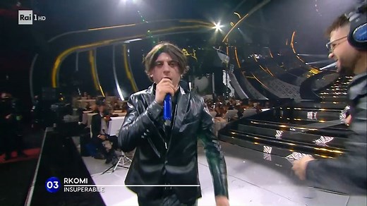 L’istinto va oltre la ragione. L’amore non aspetta, e quando c’è, bisogna spingere sull’acceleratore! L’esibizione integrale è su RaiPlay → https://bit.ly/3HHVks4 Rkomi #Insuperabile #Sanremo2022 | Festival di Sanremo