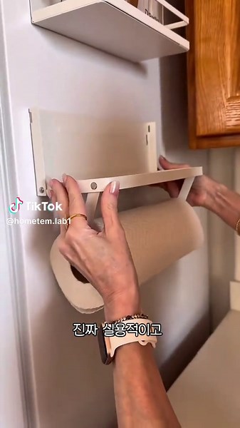 주방이 왜 이렇게 복잡했는지… 알고 보니 ‘이거’ 한 장이 없어서였어요🧲✨ 벽에 붙이기만 하면 자석 용품들이 딱딱 자리 잡고 요리 동선도 정리돼서 주방이 훨씬 편해져요🍳💛 작은 변화인데, 체감은 진짜 큽니다. 자세한건 프로필링크에 있어요~ #주방정리 #자석시트지 #주방꿀템 #주방수납