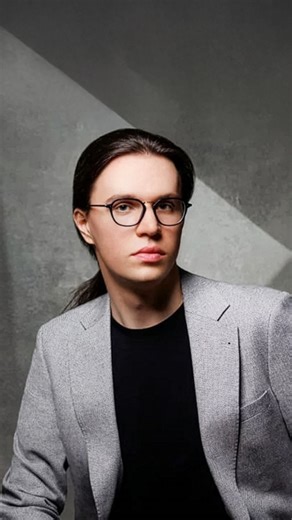 Art Box Experience on Instagram: "Zapraszamy na kolejny z serii magicznych koncertów fortepianowych w Art Box Experience. W immersyjnej scenerii wystawy „Romantyczny Chopin” zabrzmi recital Adama Kałduńskiego - pianisty młodego pokolenia, laureata nagrody specjalnej im. Belli Dawidowicz na XIX Międzynarodowym Konkursie Chopinowskim za najlepsze wykonanie ballady. Jego grę krytycy opisują jako subtelną, głęboko osobistą i prawdziwie poetycką. Koncert poprzedzi zwiedzenie wystawy, które pozwoli je