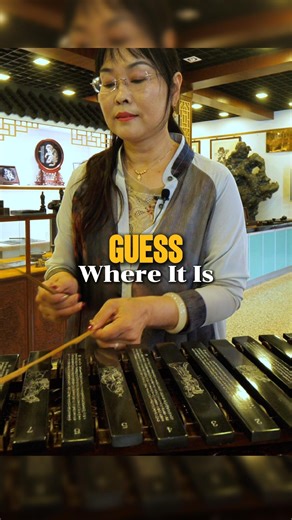 Ever seen a rock play like a piano?! 🪨👉🎹 This is the Lingbi Stone Chime — basically a kind of 'lithophone' from Lingbi, China. These special rocks ring out with a clear, metallic tone when tapped. 🎶 Guess which song is playing? #Anhui #Lingbistone #ASMR #music #art #stone #rock #DiscoverChina #Chinatravel | 華夏focus