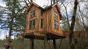 In case you missed last week's awesome "Thrill 'n' Chill" treehouse (or just want to see it again 😊) – here it is in high-speed! 🌲💨 | Treehouse Masters