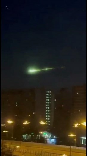 🚨BREAKING🚨 A mysterious green-glowing orb was spotted streaking across the sky over Moscow, Russia.