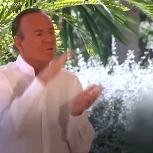 Julio Iglesias n'en revenait pas de ce manque de respect : son fils Enrique voulait être chanteur comme lui, mais il ne lui avait pas demandé son avis. Julio lui a assuré que sa musique était mauvaise et qu'il n'irait pas loin dans la vie, mais il a été rapidement pris par surprise... et n'était pas du tout heureux du succès de son propre fils | Années d'Or