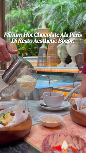 Minuman ini paling pas dinikmati pelan-pelan, apalagi ditemani suasana restoran yang berasa Paris vibe ✨Teksturnya thick, rich, dan super comforting sejak tegukan pertama. Dipadu dengan whipped cream yang bikin rasanya makin creamy dan indulgent. Begitu diaduk, rasa cokelatnya makin keluar dan nagih. Definitely one of those worth trying kalau lagi di Bogor __ 📍De Flore Jl. Pajajaran V no.17