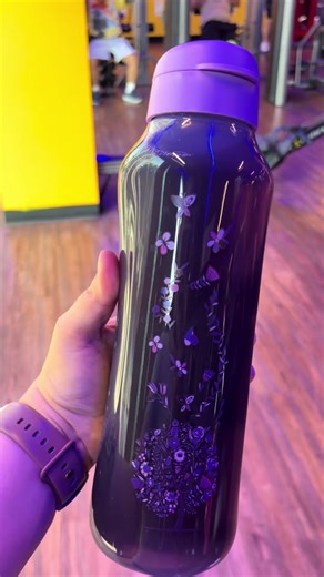 Tupperware es una marca iconica que ha sido parte de la vida de todos y con AquaVibe me ayuda a lograr mi objetivo de hidratación todos los días. Sigue a @mxtupperware en Instagram para más recetas, tips y hacks icónicos que hacen tu día más fácil. #TupperwareMexico #Tupperwareconmigo #TupperwareMX #80AñosTupperware