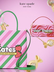 【kate spade new york Treat Yourself：Meet你未嘗過的甜🍬】 糖果控快集合！草莓🍓 櫻桃 🍒泡泡糖🫧，以繽紛糖果為靈感，打造充滿甜蜜氛圍的夢幻單品，治癒一整個春天。 新季斜挎包、手提包、配飾，完美詮釋春意盎然，讓每一個造型都輕盈浪漫，還有美味零食活動，打開你的感官味蕾，快到以下 kate spade 門市，跟我們一起迎接這場甜美風暴🩷！ MITSUI OUTLET PARK林口 📍新北市林口區文化三路一段356號1樓户外區11070舖 電話：02-26000034 華泰名品城 📍桃園市中壢區春德路189號412舖 電話:03-2872613 MITSUI OUTLET PARK台中港 📍台中市梧棲區臺灣大道十段168號15600舖 電話:04-26564215 SKM PARK OUTLETS 📍高雄市前鎮區中安路1之1號大道西1F 電話:07-7969075 | kate spade new york