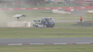 疯狂的大钻机比赛!澳大利亚超级卡车锦标赛Insane Big Rig Racing! - Super Trucks Australia Championship