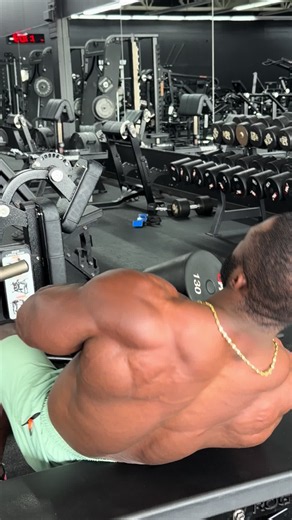 🔥 Build a wider, stronger back with controlled dumbbell pullovers. Stretch deep, squeeze hard, and make every rep count. Follow for more training tips! 💪🏾 #BackWorkout #MuscleGrowth #Bodybuilding