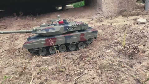 RC Tank Set, 1/24 Scale Army Battle Tanks with Life Indicators and Spray, 35 Mins Playtime Remote Control Military Toys, Set of 2 RC Vehicles for Kids and Adults