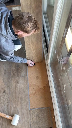 Installation LVP flooring #DIY #stairs #foryoupage #tips #construction #laminate #lvp #cutting @kdf | KD Flooring 1