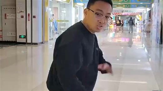 雷老版同款音质，便携录音笔轻巧随行，高清拾音还原现场细节，支持实时转写，适合会议记录、课堂学习等多场景使用，操作简单，续航持久。