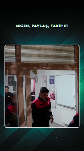 Milli maç heyecanı yaşarken ihbar gelmesi üzerine göreve koşan itfaiye ekibi görüntülendi