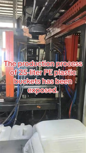 The production process of 25-liter PE plastic buckets has been exposed.#blowmoldingmachine #machine #factory