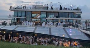 Pluie de célébrités à la soirée blanche organisée par le milliardaire Michael Rubin dans les Hamptons