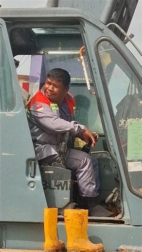 Mr. Suradi, Sumitomo SC 700-5 piling crane operator