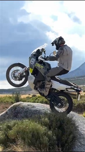 Thankyou @husqvarna.motorcycles for upgrading me to business class (Norden 901) for the final day of the Husqvarna Trek Portugal 🇵🇹 👌🫒 701 ➡️ 901 🙏 | Motology Films