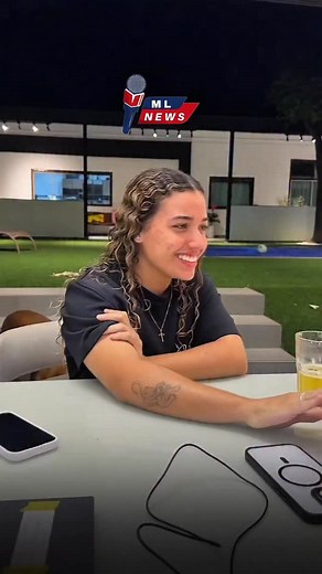 ➡️Pai surpreende com reação emocionante ao descobrir namoro da filha com outra menina Um gesto simples, mas carregado de sensibilidade, emocionou familiares e amigos após a revelação de um relacionamento que já durava três anos. Uma jovem decidiu contar ao pai que namorava outra menina — e a reação dele foi exatamente o oposto do que muitos imaginavam. Segundo relatos, ao ouvir a notícia, o pai sorriu com tranquilidade e respondeu de forma inesperada, deixando a filha sem palavras. “Eu já sabia.