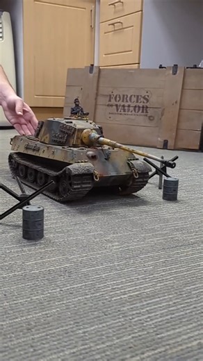 68K views · 2.4K reactions | Que tal este Panzer VI Tiger Ausf. B de control remoto, el detalle esta brutal. #Militaria #HistoriaMilitar #WorldWarII #SegundaGuerraMundial #Military #MilitaryHistory #KingTiger #RCTank #RCPanzerTank | General Historia | Facebook