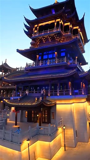 Follow the lens of a drone camera and enjoy a night view over the Jiming Pavilion on Jiming Mountain in Yiwu, Zhejiang Province. Covering an area of over 2,000 square meters, the pavilion features a combination of traditional timber construction techniques reinforced with concrete, with the main tower rising 40 meters above the ground. Since opening in 2021, it has become a cultural landmark of Yiwu. #ChinaTravel #BetterLife #Winter #SpringFestival2026 #SpringFestivalGala2026 #YearOfHorse #Yiwu 
