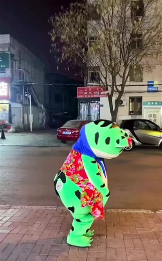 Groovy Frog Vibes: Watch the Solo Dance of the Ribbit Maestro! 🕺🐸😂 #FunnyFrog #FYP #TikTokDance #FrogMoves