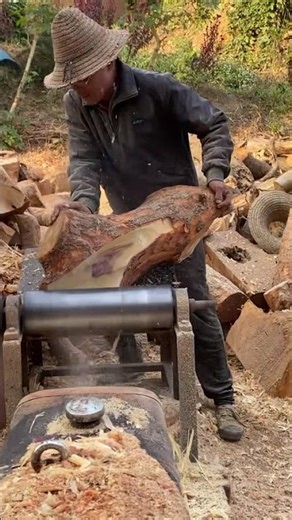 This is a video showing the production process of camphor oil.