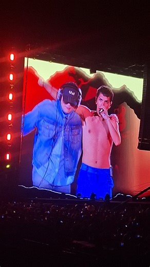 Revista Pronto on Instagram: "🫶🎶 En el Oeste está el agite.... @bizarrap apareció en el show de @milo.j y explotó Vélez. Dos representantes destacados de la escena musical local 🇦🇷 que se ganaron el cariño de la gente con su estilo y sus grandes creaciones que canta el país. 📱🎶🇦🇷 @claudiaseta #miloj #bizarrap #prontomusica"