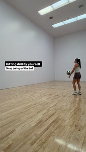 Solo Hitting Drill: set to yourself snap on top of the ball ✅ Toss the ball high in front of you ✅ Guide with your opposite hand ✅ Reach full extension, contact the top half of the ball ✅ Snap wrist forward to drive the ball down with control ✅ Reset quickly and repeat ❌ Tossing too far behind you ❌ Hitting under the ball ❌ Cutting the swing short #volleyballcoach #volleyball #volleyballtraining #volleyballplayer #volleyballlife #volleyballcanada #volleyballlife #hittingdrills #outsidehitter #mi
