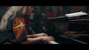 Souvenir du live tourné par La Blogothèque et CANAL+ pour la sortie de Brol, la suite, "J'entends" en version seule au piano : https://www.youtube.com/watch?v=OqUy7IOYt6g Et pour revoir le concert en entier sur myCANAL : https://can.al/Angele | ANGELE