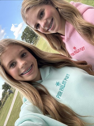 Brooklyn and Bailey's Makeup Tutorial with Pink Palm Puff