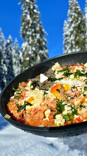 COSANZENELE GATESC on Instagram: "Mic dejun in paradisul iernii😍❄️ Tigaie plina de bunatati Lista ingrediente: - sunca afumata preparata in casa; - o ceapa; - 3 catei de usturoi; - cateva ciupercute; - rosii maruntite la conserva (sau proaspete - dar sa fie zemoase); - branza cremoasa; - patrunjel; - oua; - sare si piper; - paine pentru servire. ❄️ Pentru un gust desarvasit, recomandam ca aceasta mancare sa se prepare langa brazi inzapeziti si la temperaturi cu minus🌡️"