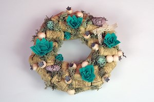 DIY Wine Cork Wreath - How to Make a Wreath With Wine Corks