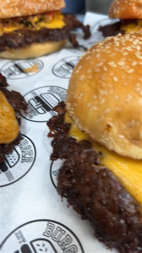 31K views · 348 reactions | Is this the PRETTIEST burger you have ever seen? 朗 | Joel Hansen - Model Vs Food | Facebook