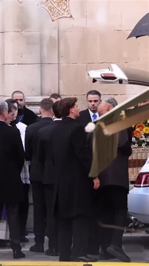 Ce mercredi 7 janvier, la famille, les proches et plusieurs personnalités se sont réunis à l’église Notre-Dame de l’Assomption de Saint-Tropez pour les obsèques de Brigitte Bardot, disparue le 28 décembre à l’âge de 91 ans. Le cercueil en osier de l’icône est entré dans l’église, accueilli dans un silence solennel, puis en est ressorti au son des guitares des Gipsy Kings. Son fils Nicolas-Jacques Charrier, ainsi que d’autres proches et invités, l’accompagnaient pour ce dernier adieu, dans un mom