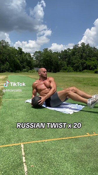 Medicine Ball Ab Circuit❗️ - 5 exercises - 3 rounds - 1min rest YOU GOT THIS 💪🏻 #coreworkout #abs #circuittraining #core #abworkout #medicineball