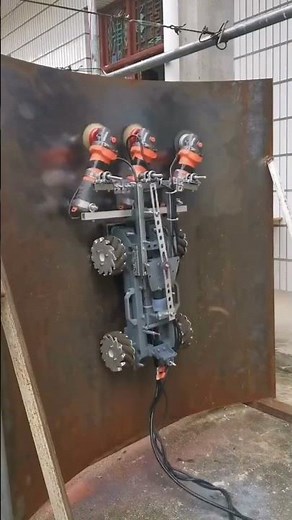 This Gravity-Defying Robot Cleans Walls 😳